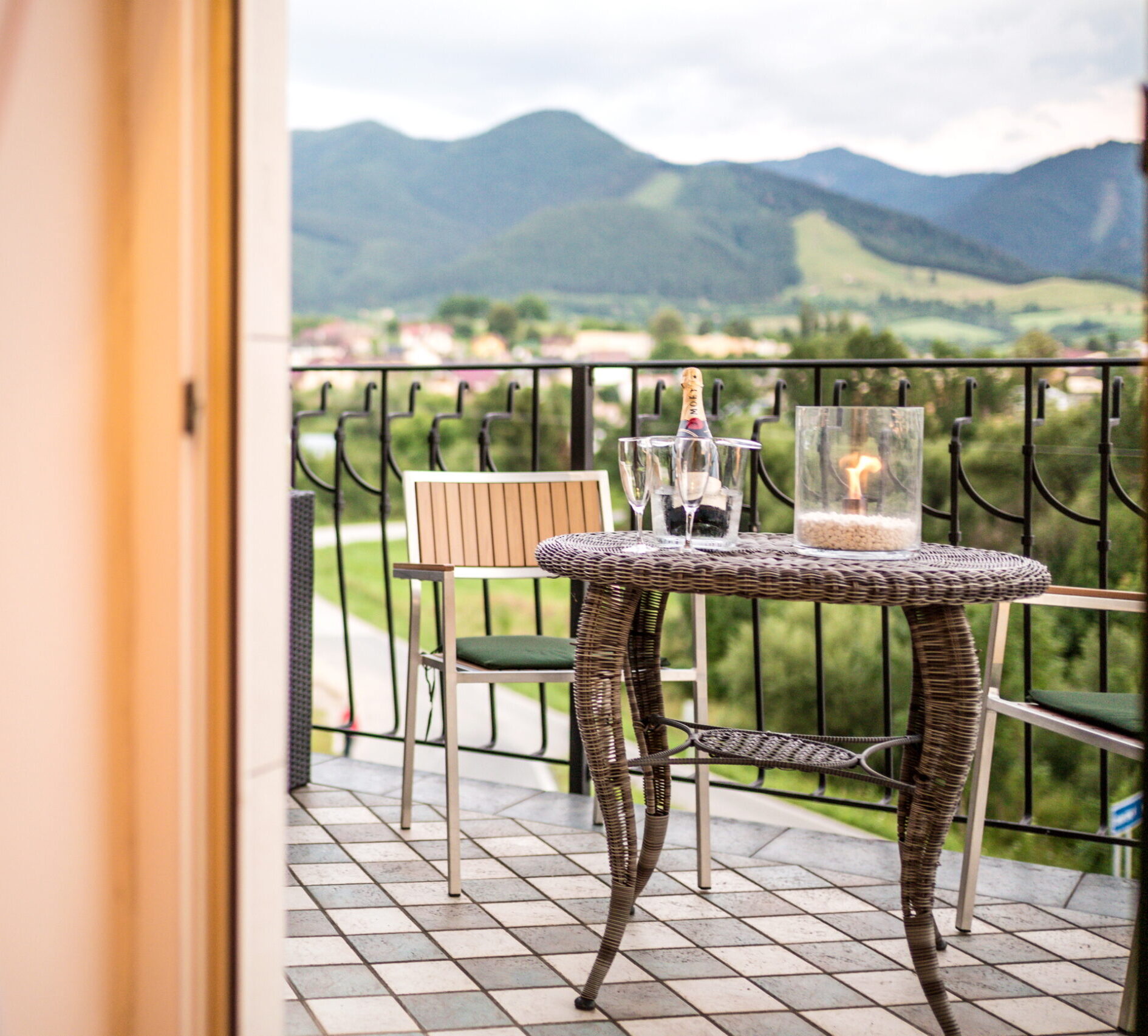 Romantický výhľad z terasy hotela Diana - Stráža